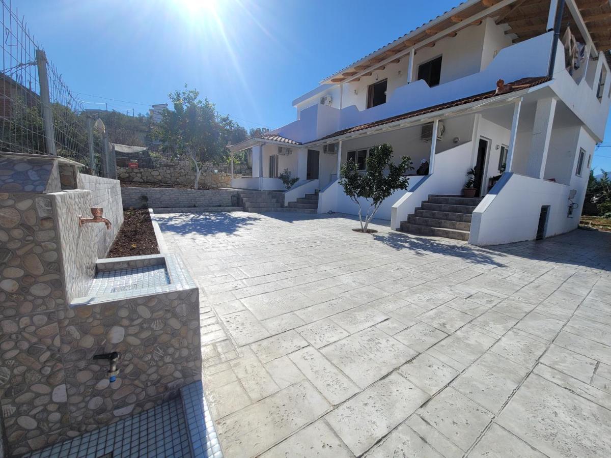 Guesthouse Veliaj Ksamil Esterno foto